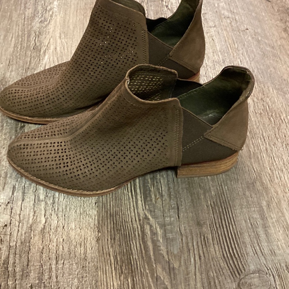 Vince Cumuto Brown Swede Booties Size 7